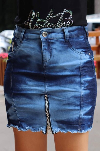 saia jeans curta com barra desfiada e ziper aparente frente