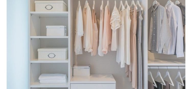Como organizar guarda-roupas com pouco espaço? 5 dicas de arrumação!