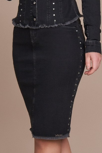 saia jeans barra desfiada detalhe lateral em pedraria titanium baixo