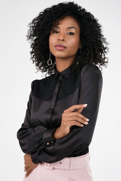 camisa feminina preta com renda pamela detalhe
