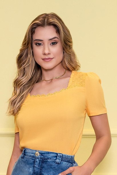 blusa amarelo lastex no ombro e guippir no decote nitido cima