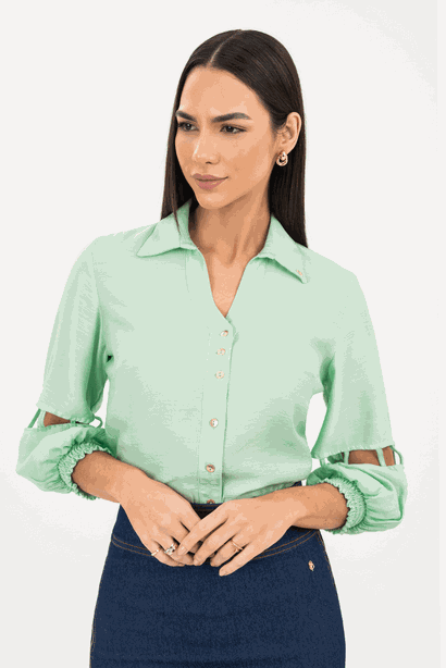 02 camisa com detalhes vazados nas mangas verde claro via tolentino